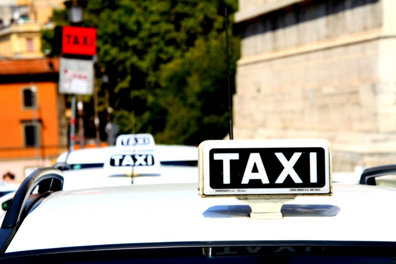 taxis-BOUYON-min_taxi_auto_rome_road_white-1051610